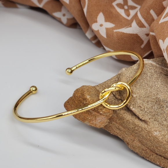 Minimalist Jewelry 18kt Gold plated Contemporary Knot Simple Bracelet - Picture 1 of 16